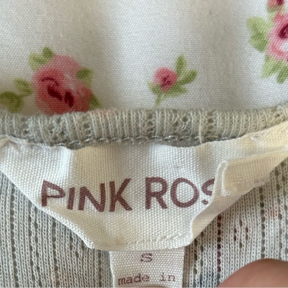 🍂PINK ROSE pointelle floral v neck crop top🍂 - Picture 2 of 3